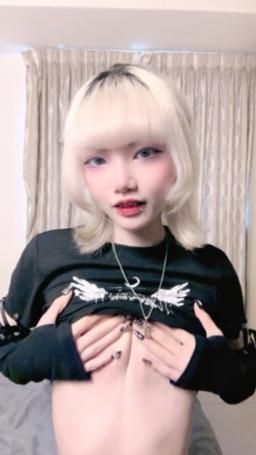 utsuneko : 🔥 Lustful big blast 🔥 When I pull up my clothes, the southern hemisphere is very obvious. What do you think should be stuffed into the middle seam? 😏