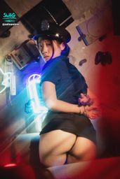 : The policewoman in black silk stockings was handcuffed with her hands behind her back, her beautiful buttocks were exposed 🥵