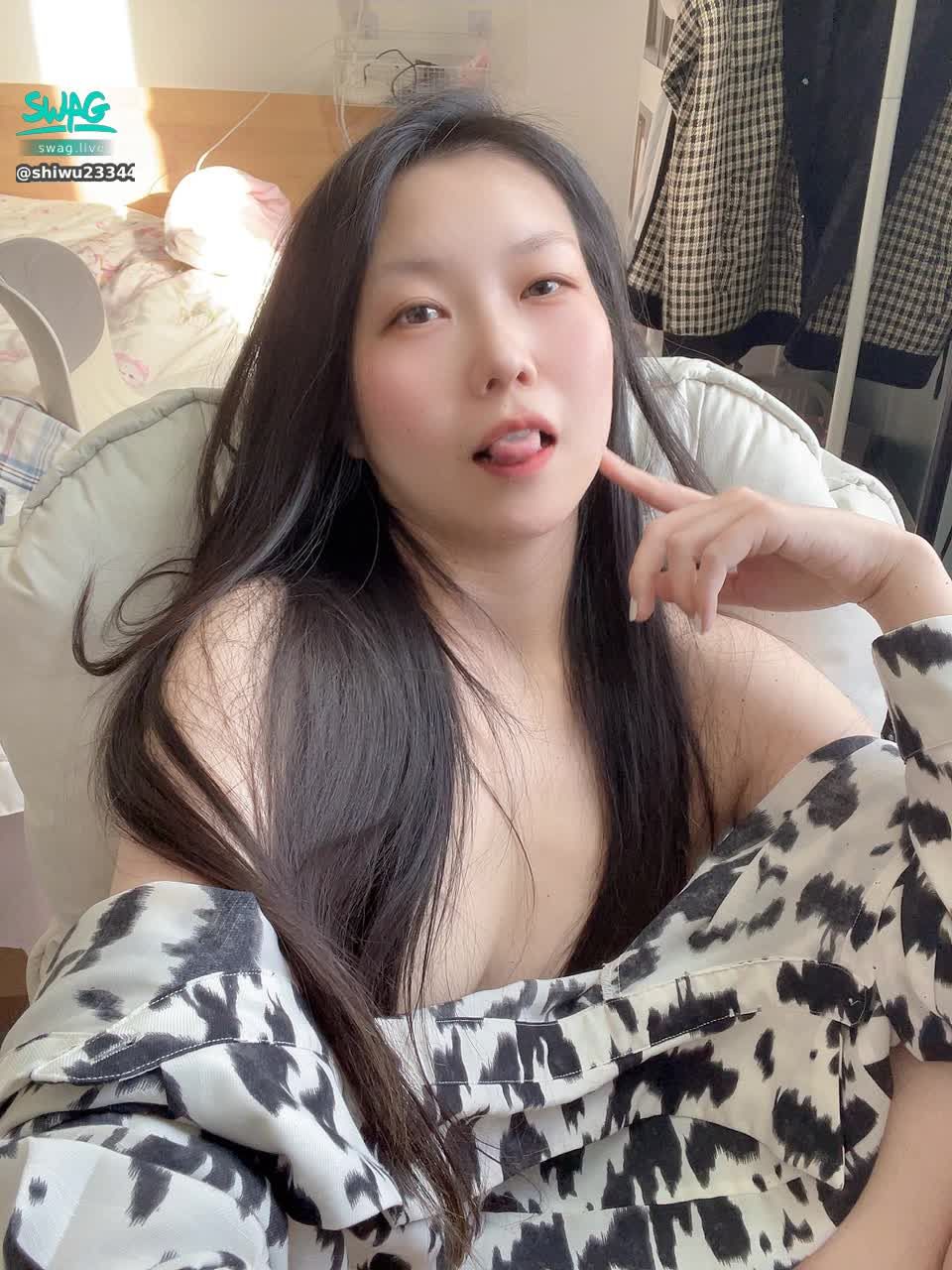 shiwu23344 : 呜呜呜本来想十一点播的，结果呕吐到现在，难受😣