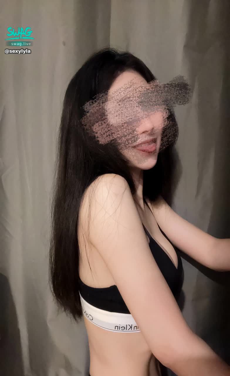 sexylyla : 消失太久，該讓你想起我了吧？🔥
CK貼身感覺太危險…
來聊天室看清楚。❤️
