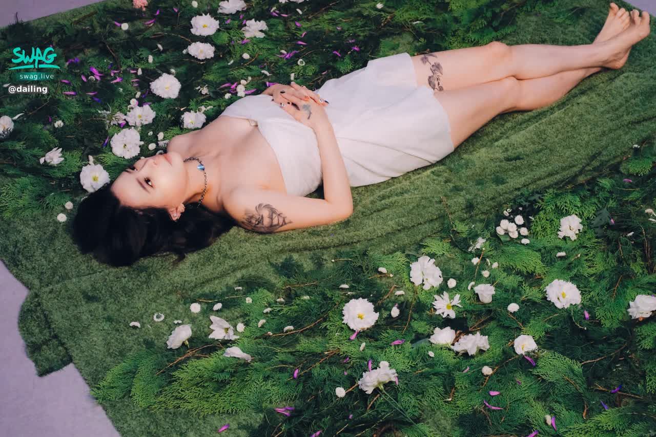 dailing : 🎁 Private message "Princess I love you" 🉐 Foreplay oral sex private collection 🔞🎁 (New followers only)

💋 Xiao fans send private messages to "Your Highness Iguro, I love you" and send a random large-scale photo 💋