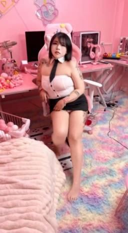 sexdinosaur : 秘書坐得乖乖的等你線上視訊，但下面是不是偷偷在濕…你看得出來嗎？
