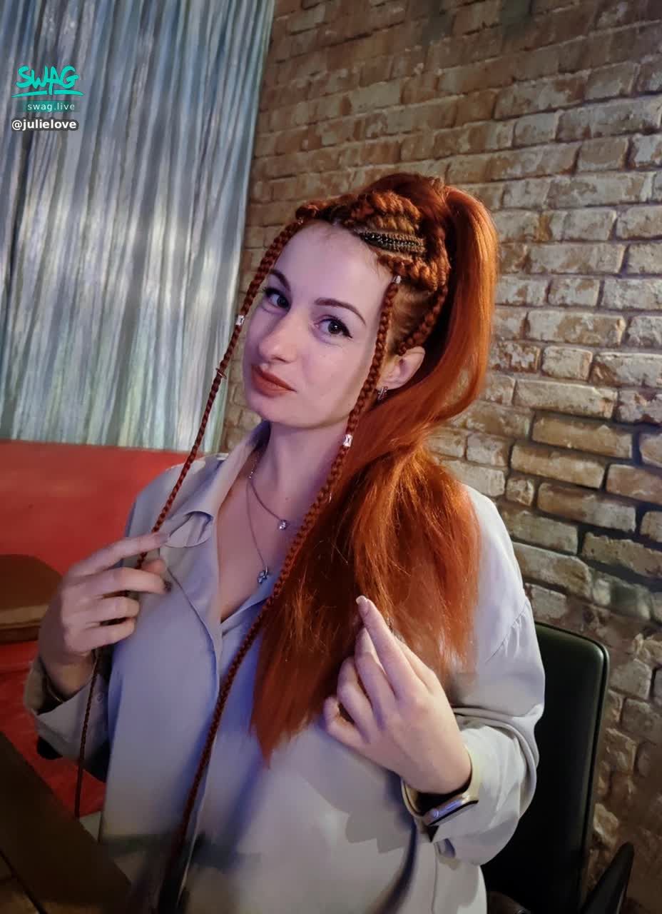 julielove : Your hot girl is relaxing in karaoke
