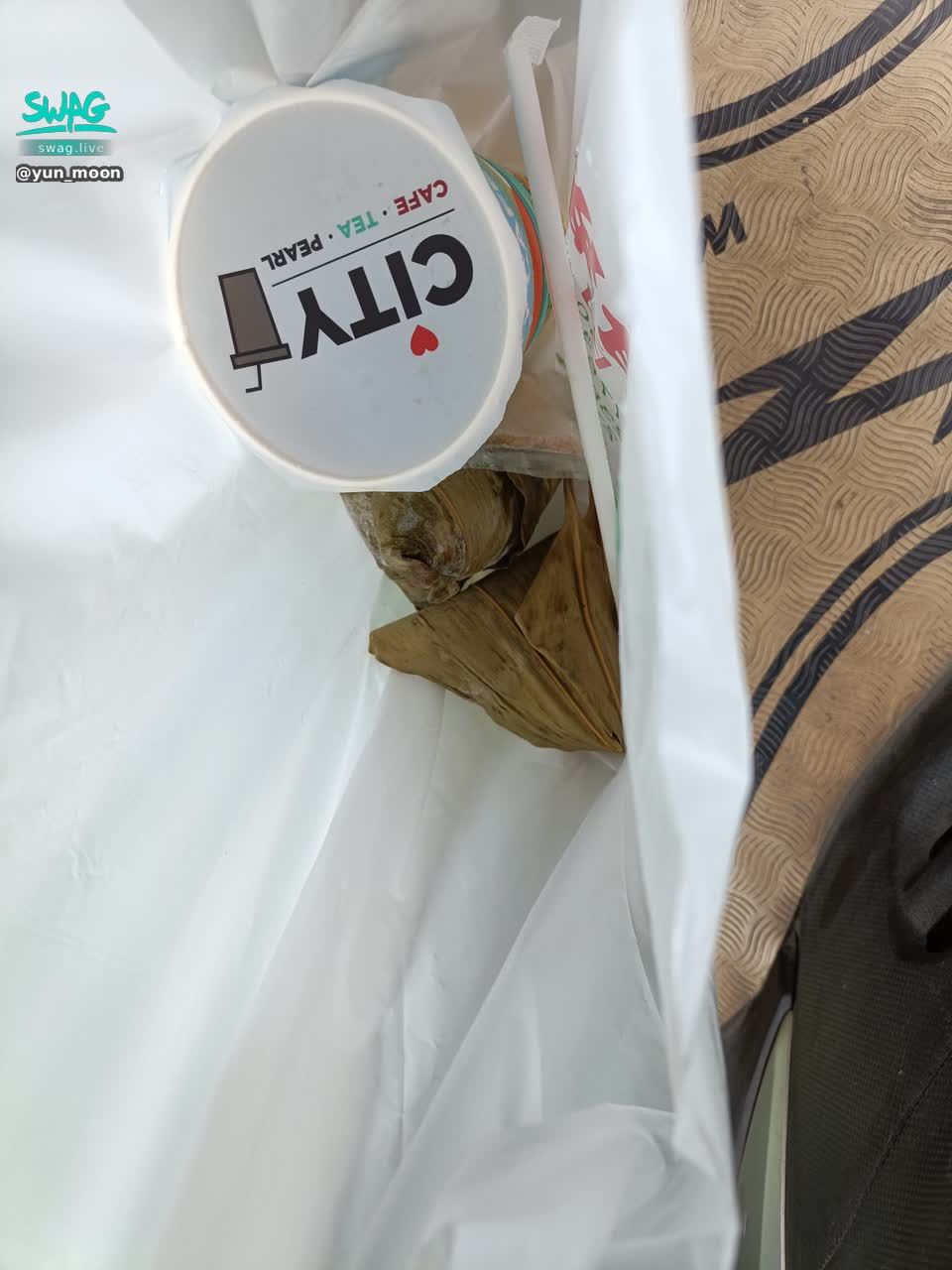 yun_moon : 端午佳節快到了，公司給的粽子~
超大顆的😂