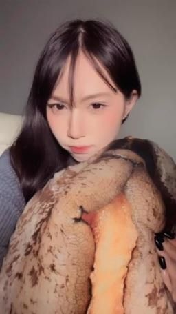 _xiaokui. : 前天下播的時候扭到腳了😭
抱歉昨天沒有陪伴各位🥺
今天下午5點開播！