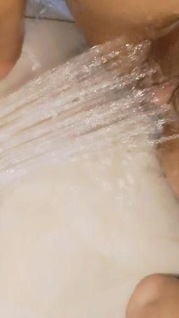miiyaa : 水有助於陰道放鬆。