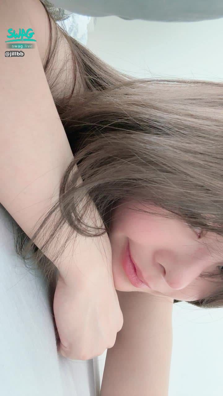 jillbb : 早安～～❤️現在才起床
昨晚玩輪盤得到影片的哥哥們要記得來跟我私訊要影片喔！
錯過了就沒有囉😆