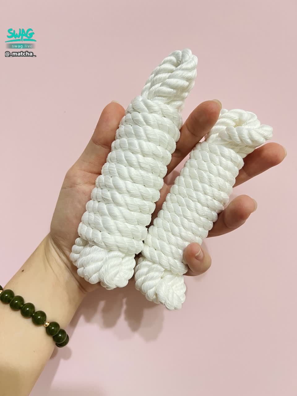 _matcha_ : 剛剛看著粽子 突發奇想 如果也把自己綁成粽子的話會怎麼樣呢？😳😈😝 有沒有人很會綁粽子的？或是童子軍？畢竟我能找到的就是這個白色童軍繩了🤣今晚 5/30（五）10:30 來教我一下😎