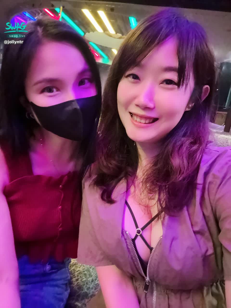 jollyntr : 💋 姐妹花開放性感派對🌹今晚不見不散！
兩位性感小壞蛋Jolly & Soda首度合播💣
表演只為今晚開啟🔥
想看我們的火辣互動嗎？想要被雙倍電力包圍嗎？
快來佔位置，錯過就要等下次囉～
📷 附上我們的合照給你們偷看一下😈
#直播辣辣辣 #性感女神聯手出擊

送雲霄飛車❤️指定喝酒、點歌、玩輪盤、開表演；玩拉霸機中777有驚喜