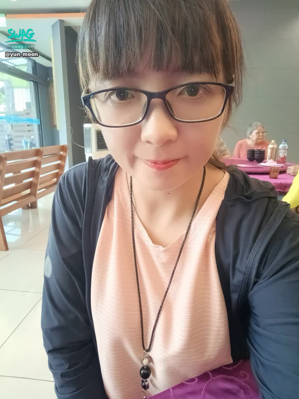 yun_moon : 吃飯前拍一張自拍照