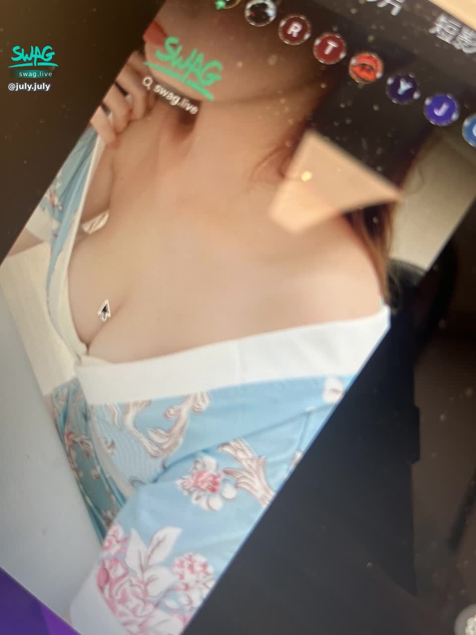 july.july : 這樣快掉出來的視角大家喜歡嗎