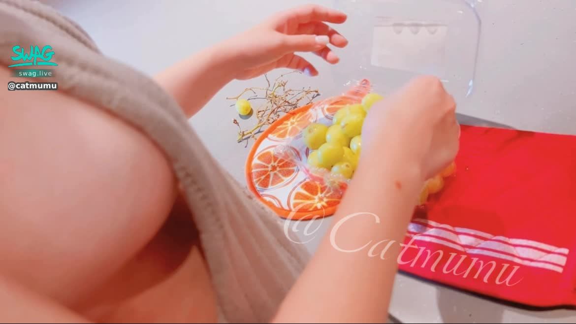 catmumu : 要吃葡萄嗎？